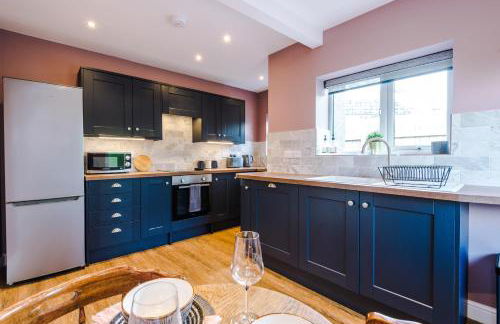 Castle Views cottage in historic village & woodfired hot tub - Photo 7