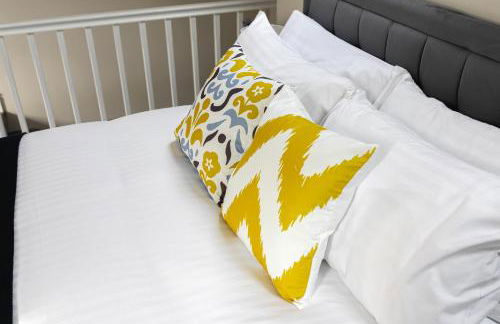 Skyvillion - COZY LARGE 4 & 1 Bed Apartments in London Enfield, Mins to Tube Station, Free Wi-Fi - Foto 68