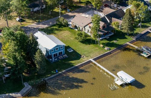Lakefront - Spacious Family Getaway with Dock! - Foto 51