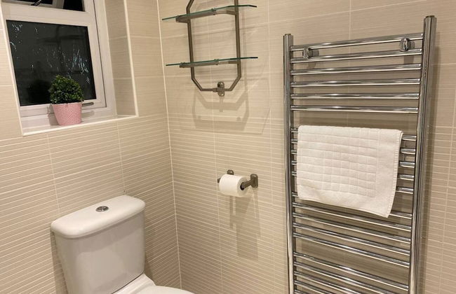 4-bed House With Private Garden in Barnsley! - Photo 23