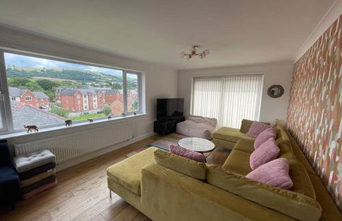 Luxury 4-5 Bed Home with Games Room and Balcony - Foto 10