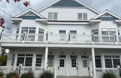 Beachfront Condo - Walk to Beach, Sunrise views - Photo 1