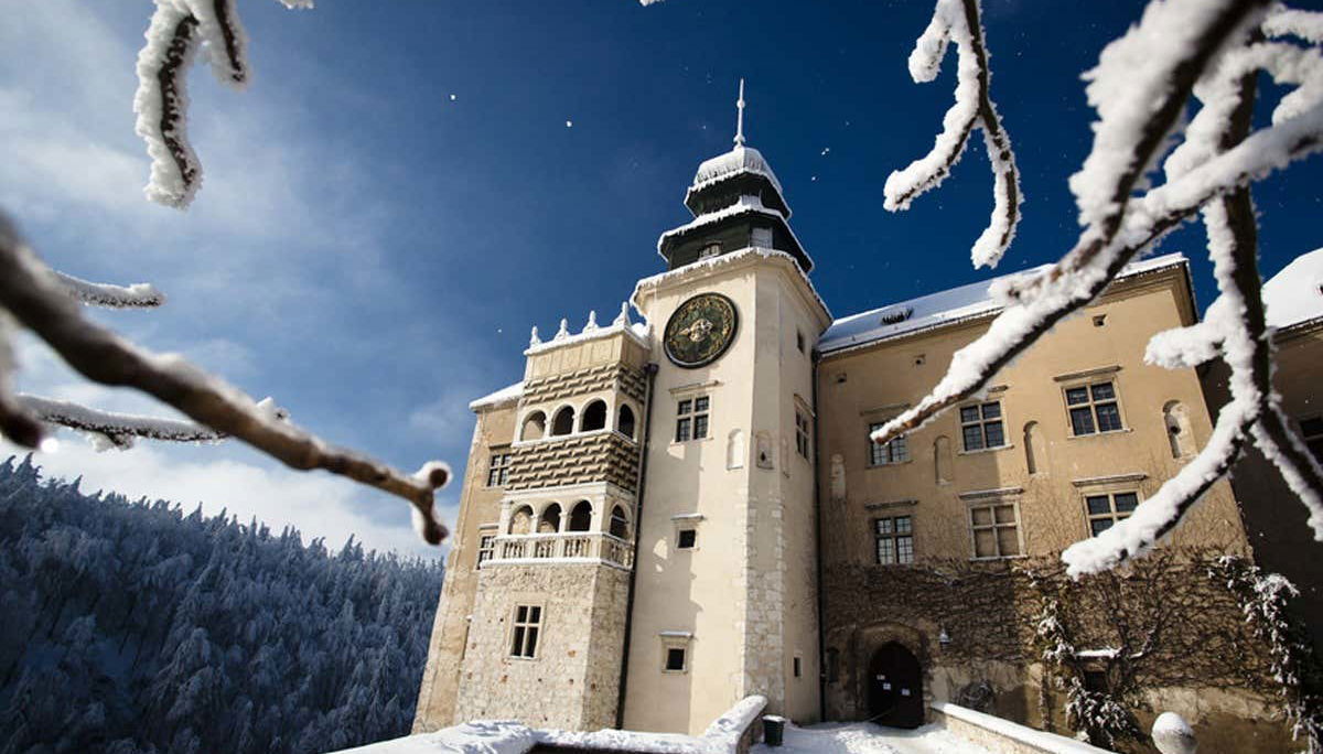Pieskowa Skała Castle in Winter