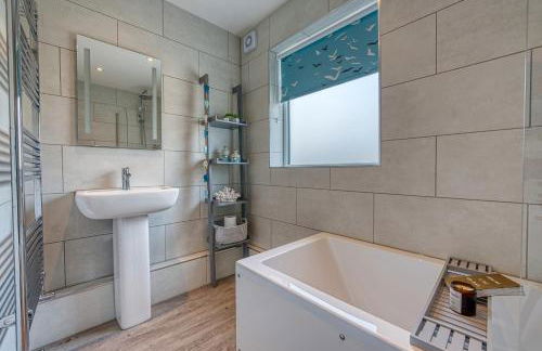 2-Bedroom Modern, Stunning & Stylish Contractor House, Sleeps 4, Prime Portsmouth Location with Free Parking Permit - by Blue Puffin Stays - Foto 9