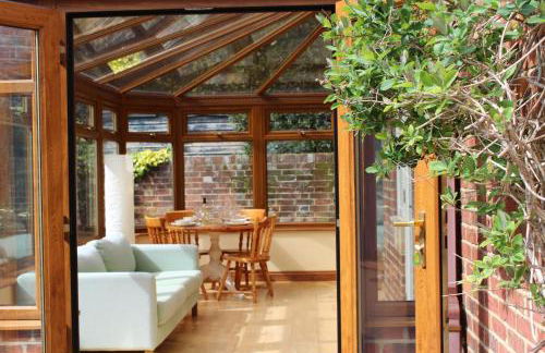 Lymington Courtyard: 4-Bed Modern Cottage Charm - Photo 10