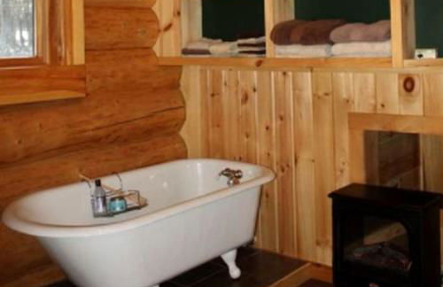 Secluded Log Cabin Nestled in the Woods in Athol, New York - Foto 15