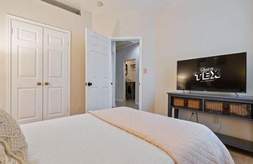 Modern 4BR Home w WiFi by Dell Diamond - Photo 17