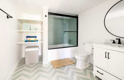 Spacious 4BR Beach Retreat, Steps to Pine Point - Foto 17