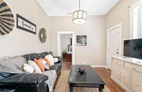 Charming and Historic Bungalow Near All - Foto 7