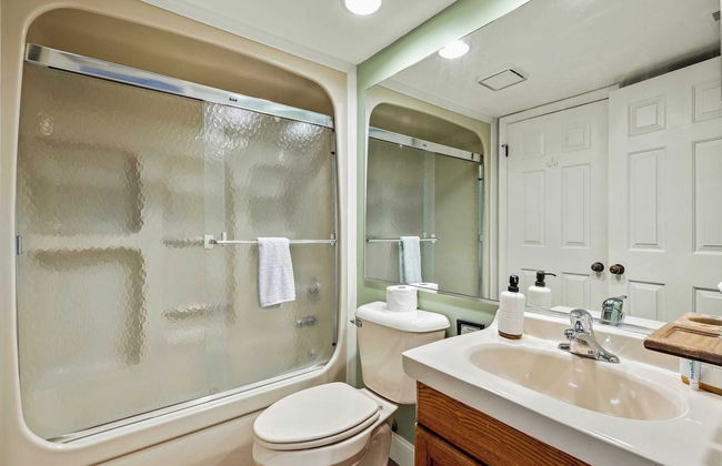 Boulder Lake-scape Lakefront Views + Firepit Central, Walkable Location - Foto 11