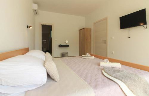 New modern villa Gogo with private pool near the beach and town of Pula by WiiBuk - Foto 24