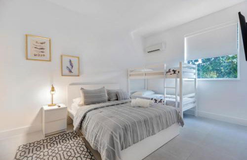 Up to 12 Guests! Modern villa near Wynwood - Photo 20