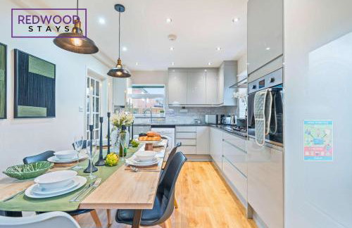 Cosy 3-Bedroom Serviced House with Free Fast WiFi and Parking for 2 Cars By Redwood Stays - Foto 12