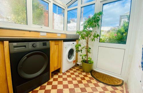 Spacious Victorian 4 Bed l Cocktail Bar Spa Bath Workspaces - Photo 20