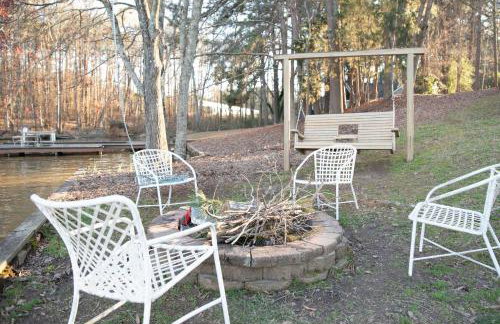 Lakefront Cottage with Private Hot Tub! - Foto 27