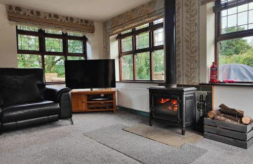 Stunning 2 Bedroom Guest House with Hot Tub - Photo 33