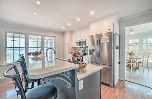 Country-Chic Home with Fire Pit, Steps to Lake! - Foto 3