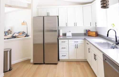 Saltwater Hot Tub, Forest Retreat, Minutes to Town - Foto 14