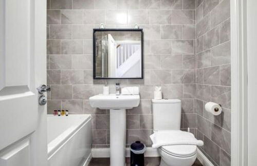 City Centre 3 Bedroom House Sleep upto 9 Guests with Garden and Parking - Foto 70