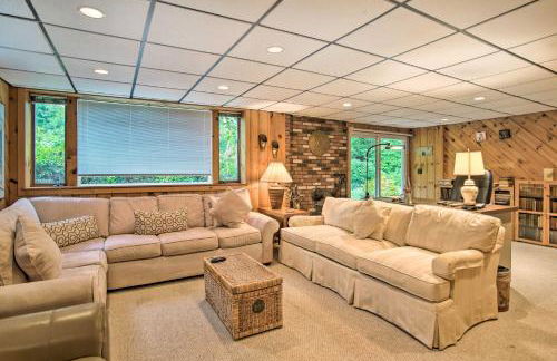 Deck and Grill, Walk to Beaches! Falmouth Retreat - Foto 74