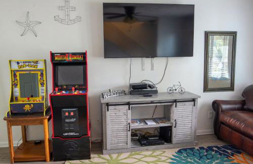 OceanView Oasis - Relax with Hot Tub, Breakfast, Fire Pit & Putting Green! - Foto 15