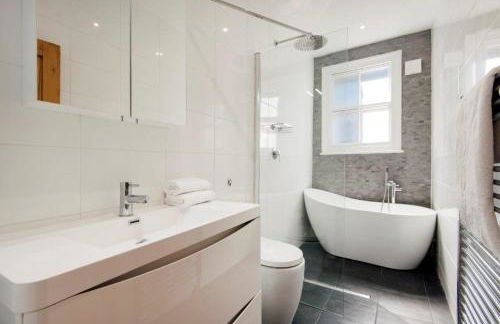 Modern Family Home in London Close to Amenities and Train - Foto 4