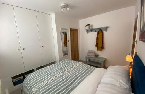 Little Trevio - seaside haven with parking and sea views - Photo 8