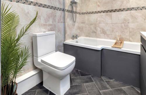 Cozy 2 Bedroom Chorlton House With Parking - Foto 18