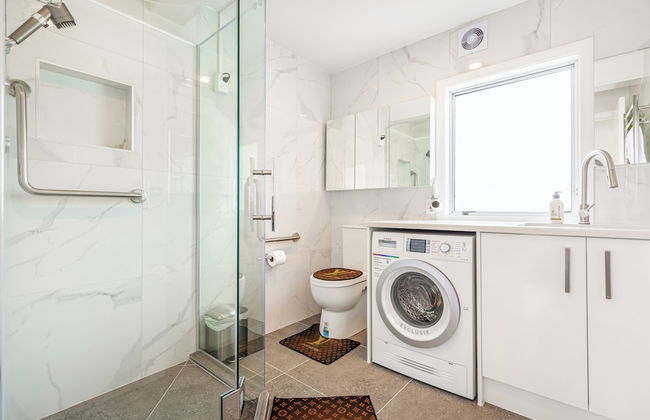 Spacious Renovated 3BR in Ellerslie I Zodiak Stays - Photo 13