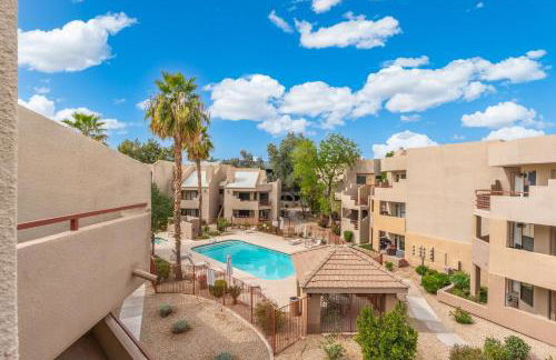 Mid-Century, Two-story with private Balconies & Pool view - Foto 29