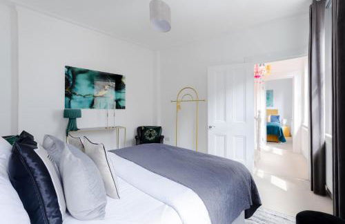 RARE FIND off Oxford St! SOHO 5bed Design House For XXL Groups - Photo 16