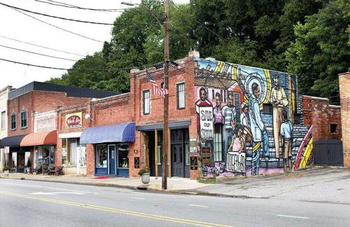 Mountain View Bungalow Near Breweries, Trails, Pool and Waterfalls - Foto 25