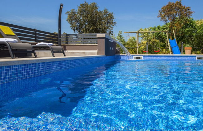 Villa with Swimming Pool, Outdoor Kitchen, Sauna, Hot Tub, Play Area, Sea View - Foto 40