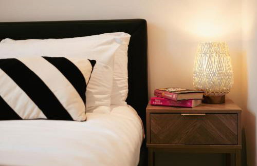 Central & Chic Flat-Sleeps 4-By FabAccommodation - Foto 7
