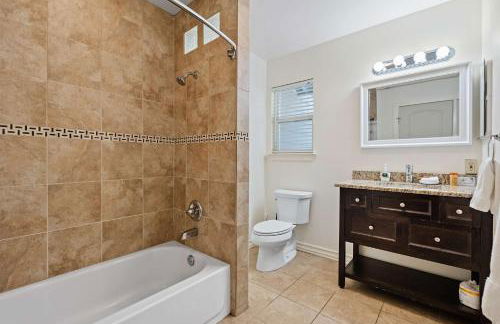 Screened-in Porch Walkable to Soco - Foto 69