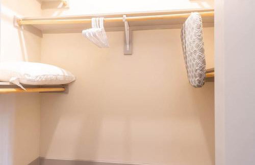 Modern 1BR Chic Retreat Pool Gym Parking - Foto 27