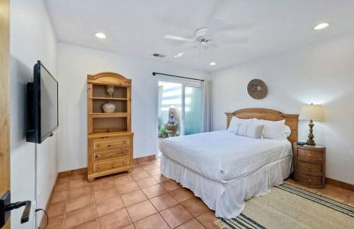 Great Group Retreat! Hacienda Decor, Spacious Floor Plan, Private Backyard - Foto 17