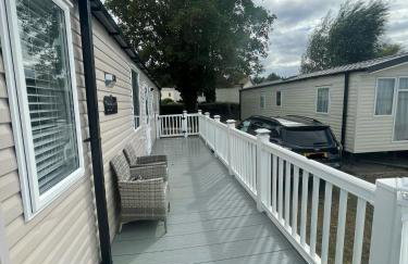 Beautiful caravan at Kent coast with wrap around decking and free WiFi sleeps 6 - Foto 12