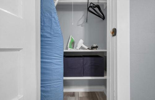 Modern Studio Retreat with Workspace in Houston - Foto 12