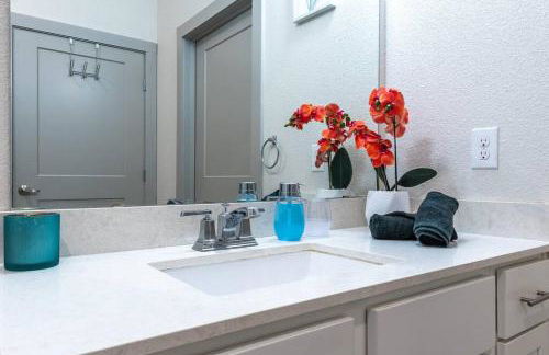 Beautiful RiverWalk Apt with Full Amenities, King Bed & Free Parking - Foto 8