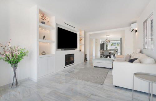 Luxurious And Modern Family Home - Photo 3