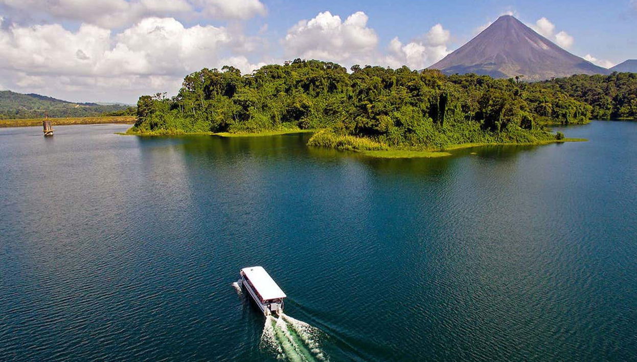 Navigando sul lago Arenal