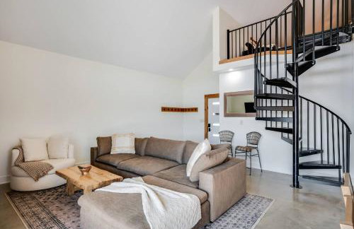 Modern Cabin Near Cheney Lake W Pool and Hot Tub - Foto 20