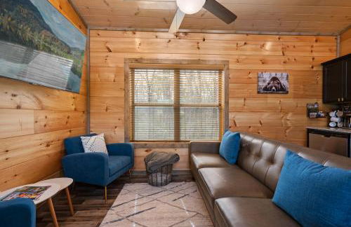 Family or couple retreat next to Downtown, Dollywood & Smoky Mountains! - Foto 16