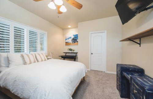 Lavender & Vine - Downtown Retreat with Hot Tub and Fire Pit! - Foto 25