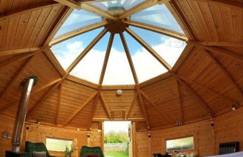 Romantic Treehouse with Hot Tub & BBQ Lodge - Foto 14