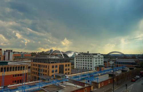 Modern 3 Bedroom Quayside Apartment RIVER VIEWS - Sleeps 6 Free Parking - Foto 1