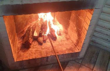 Chalé alpino em canela rs todo mobiliado com cozinha lareira split Wi-Fi 2 quartos perto do centro - Foto 18