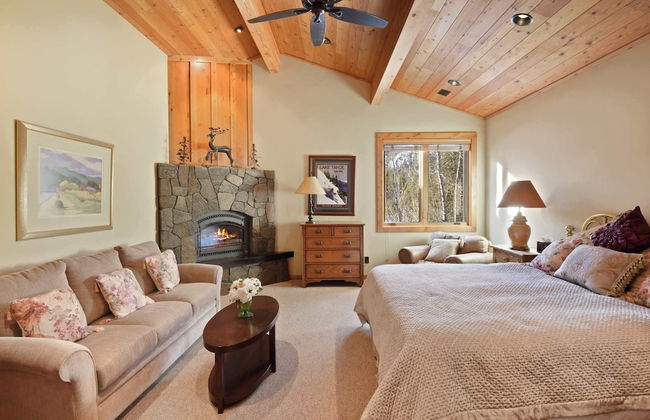 Wulf's Lodge at Olympic Valley Unwind in Hot Tub! - Photo 5