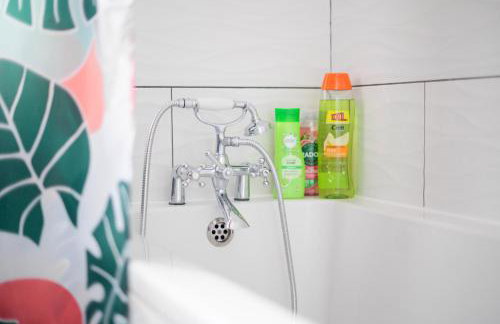 Located in the peaceful NG8 Wollaton , Perfect for Business Trips & Family Holidays or working proffesionals-long term deals, M1 Nearby , Free Parking , Private Garden , 500Mb Wi-Fi , Netflix - Foto 46